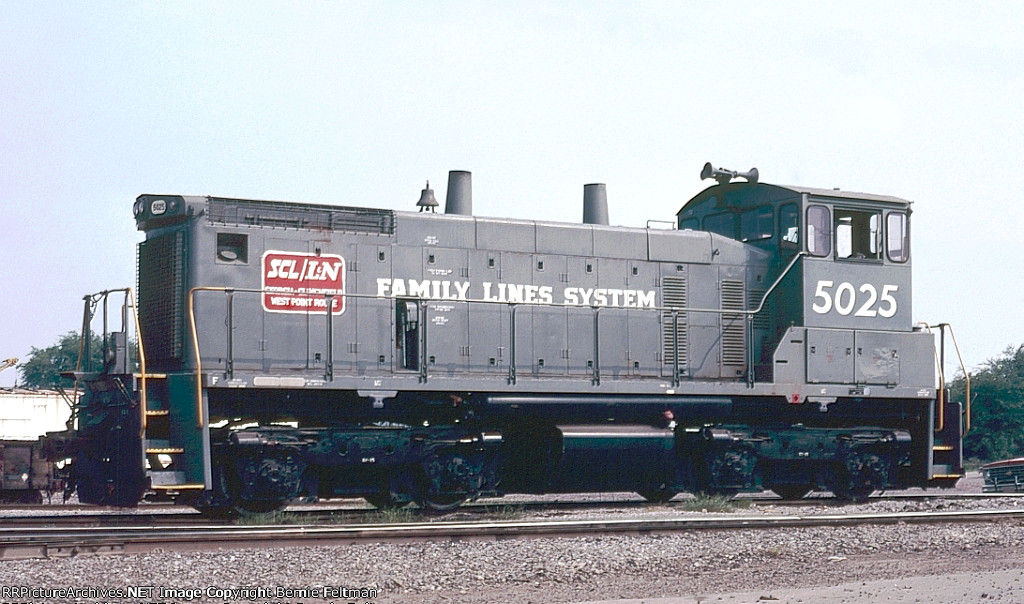 Seaboard System SW1500 #5025, in brand new paijt at former Louisville & Nashville Boyles Yard, sits behind the Roundhouse